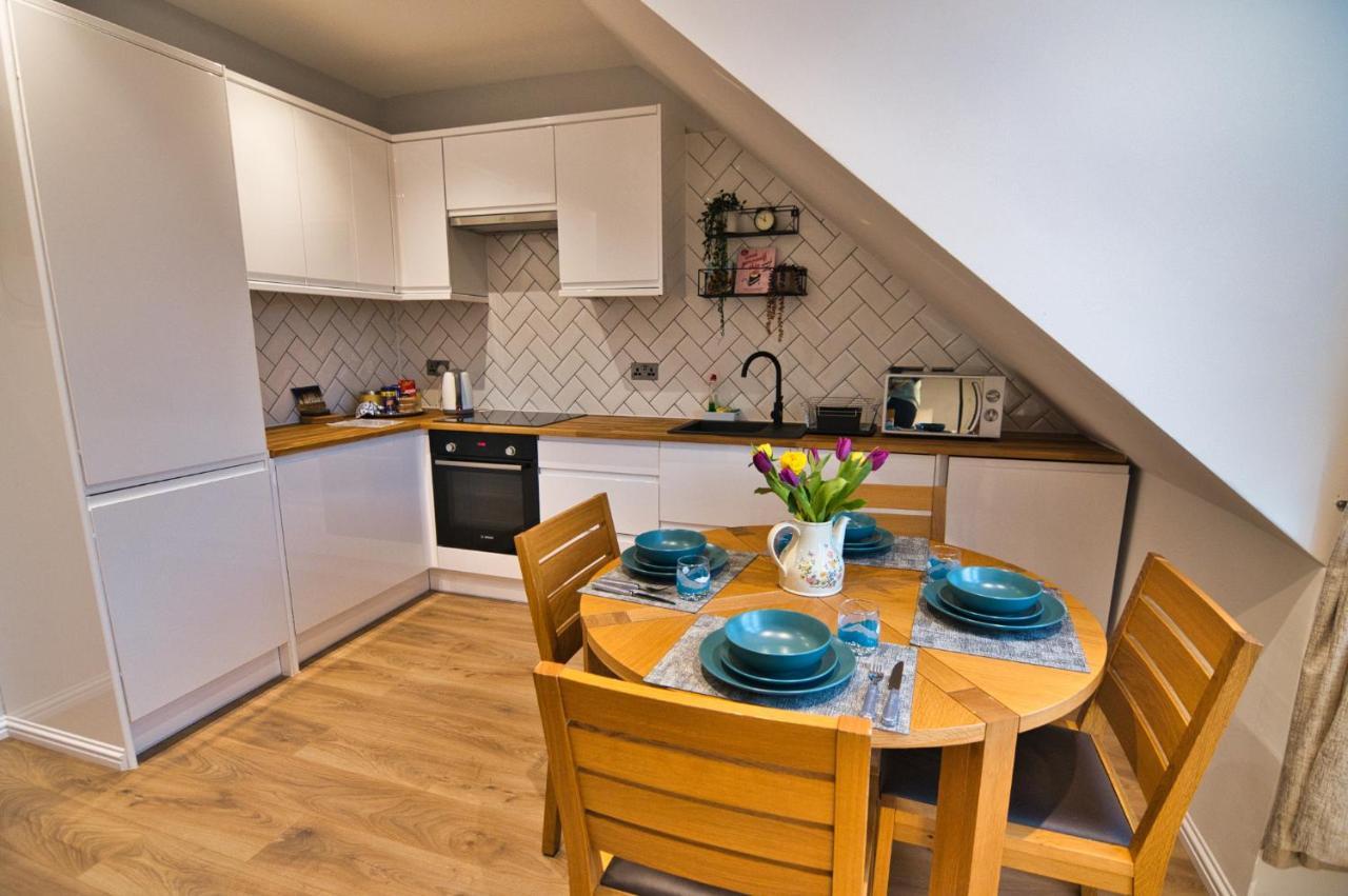 Modern & Cosy Apartment In The Heart Of The Historic Old Town Of Aberdeen, Free Wifi, Free Parking Exterior photo